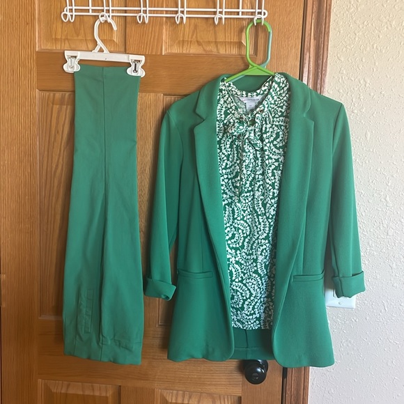 Emerald Green Pantsuit; Maurices 3/4 blazer & capris, Liz Claiborne tank, all XS - Picture 3 of 10